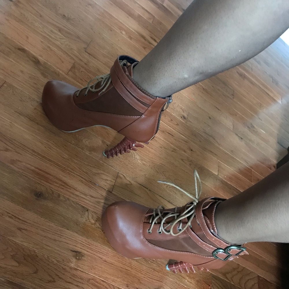Spine heel boots